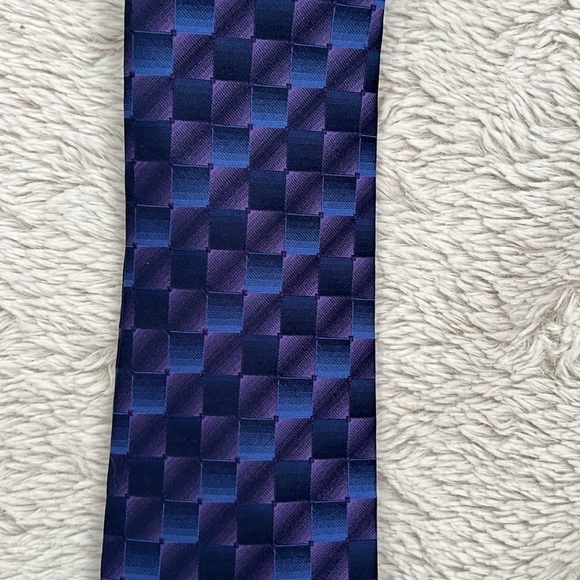 Van Heusen Silk Tie - Picture 2 of 4